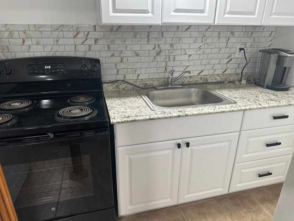 Exquisite & Delectable 1 Bedroom Bed and Breakfast in Elmont