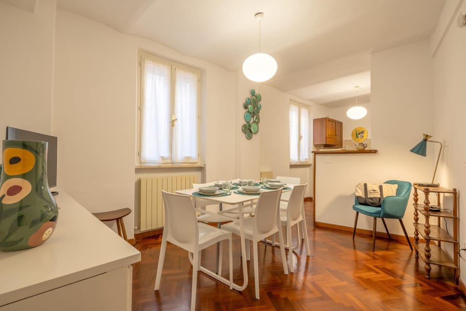 Living room, Seating area, Dining area, internet, kitchen