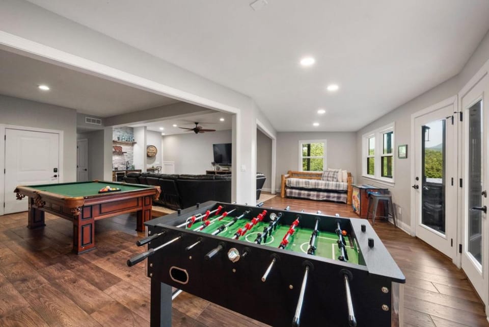 King of Mountain Views Hot Tub Grill Games House in Pittman Center