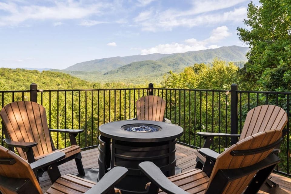 King of Mountain Views Hot Tub Grill Games House in Pittman Center