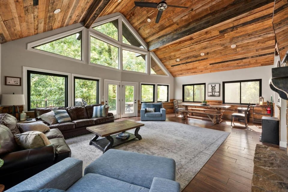 King of Mountain Views Hot Tub Grill Games House in Pittman Center