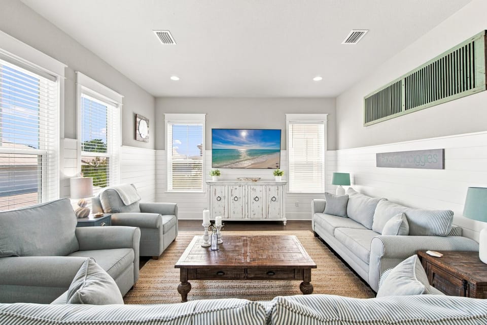Day, TV and multimedia, Living room, Seating area, furniture