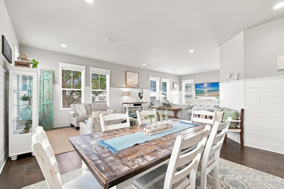 Day, Living room, Seating area, Dining area, furniture