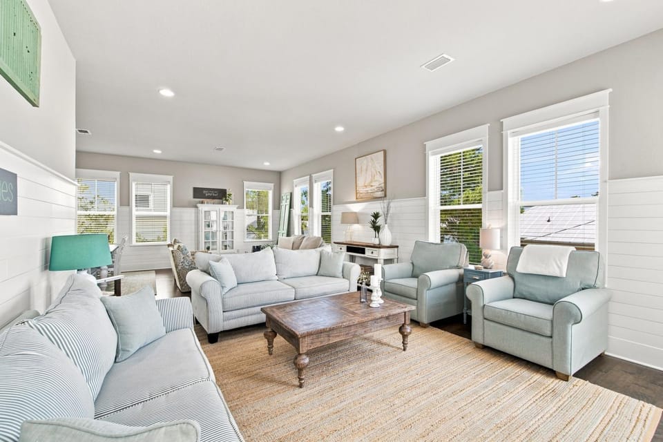 Day, Living room, Seating area, furniture