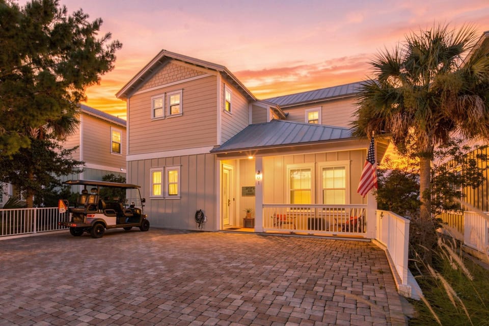 Property building, Facade/entrance, Day, Sunset, Parking