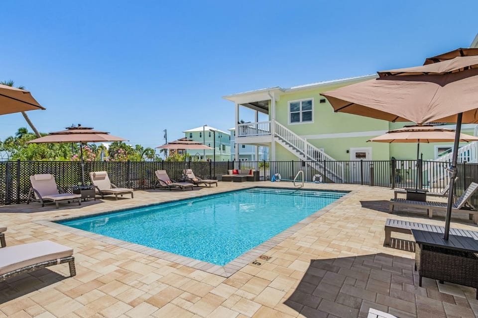 Poolside Fun, Pickleball & Coastal Adventures Await in Fort Myers - Jefferson Palms 125-7a - Roelens House in Estero Island