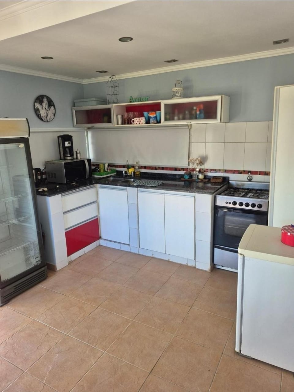 Kitchen or kitchenette, minibar, oven