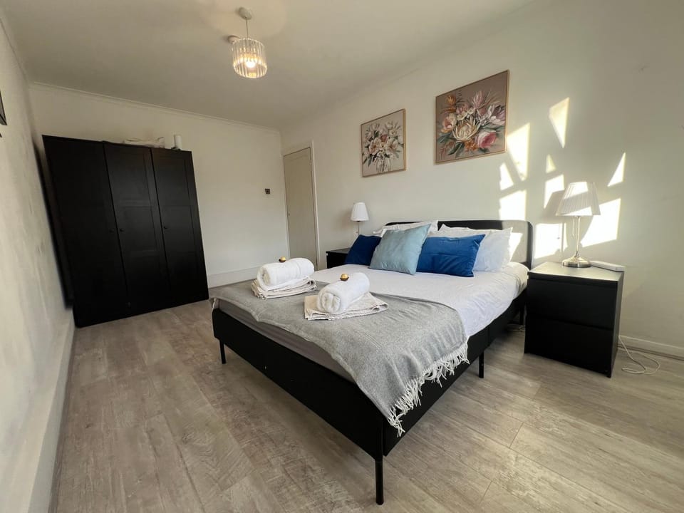 Bed, Bedroom, towels