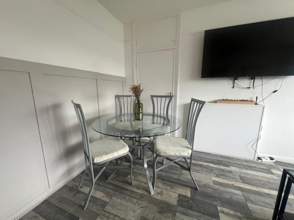 TV and multimedia, Living room, Dining area