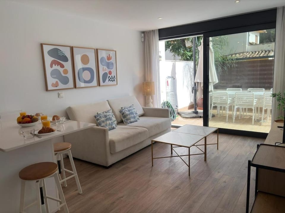 Consuelo Del Mar, Jacuzzi and Mini Pool Apartment in Torremolinos