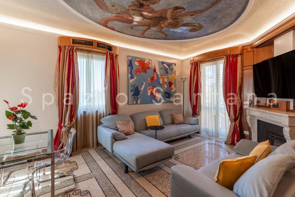 Communal lounge/ TV room, fireplace