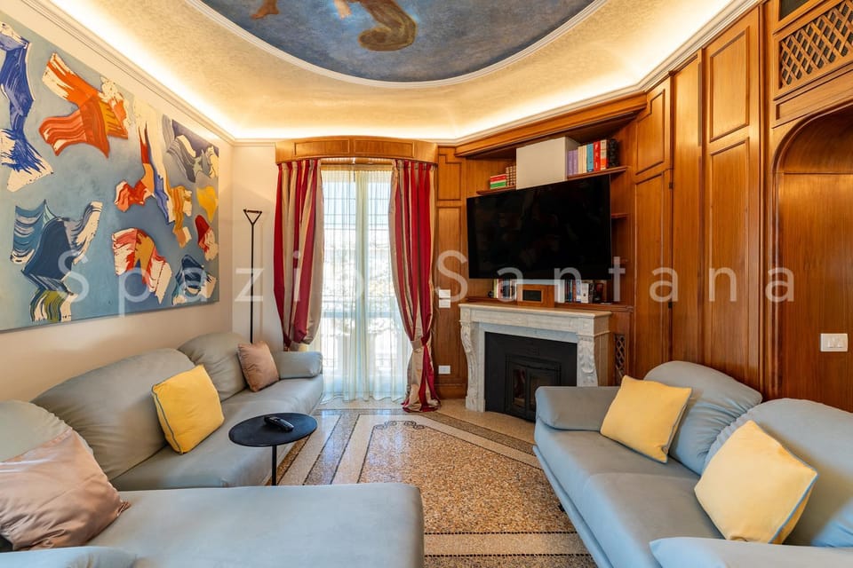 Communal lounge/ TV room, TV and multimedia, fireplace