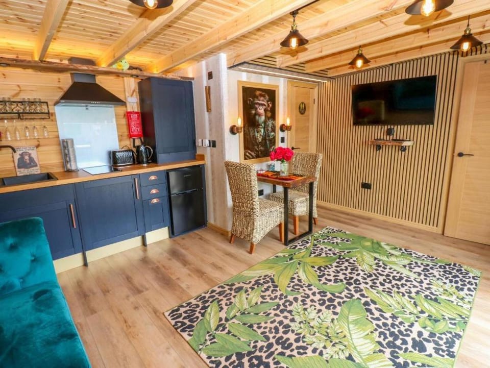Black River Wellness Retreat Hot Tub & Sauna House in England