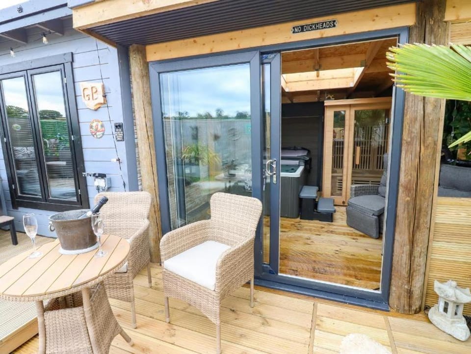 Black River Wellness Retreat Hot Tub & Sauna House in England