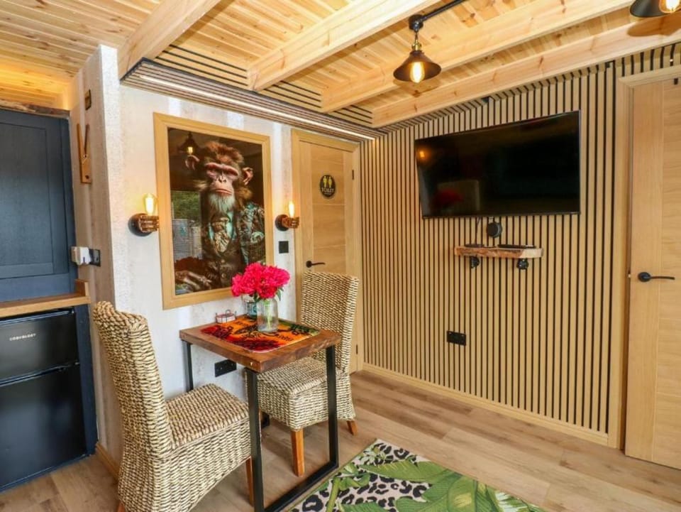Black River Wellness Retreat Hot Tub & Sauna House in England