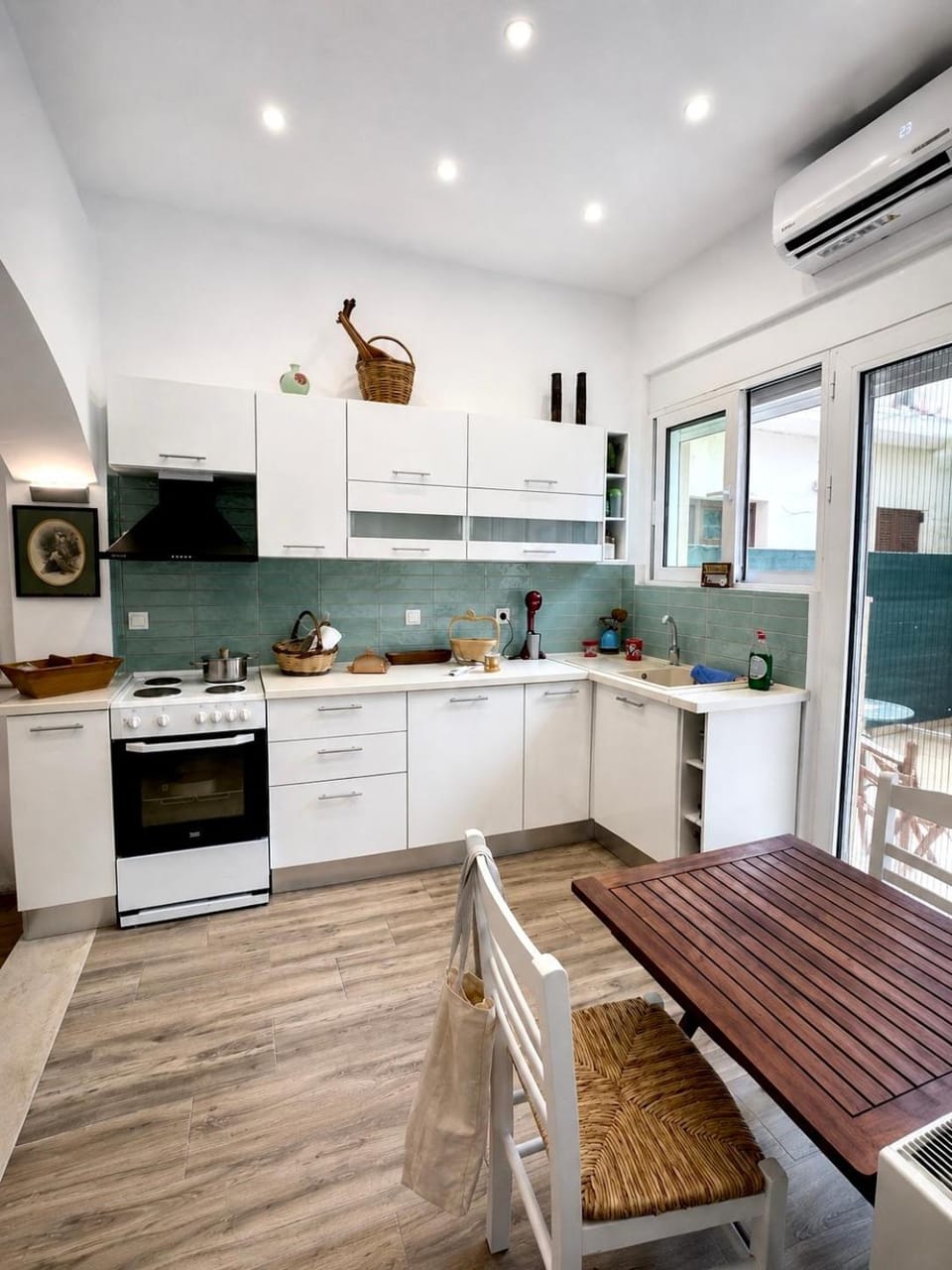 Dining area, oven, stove