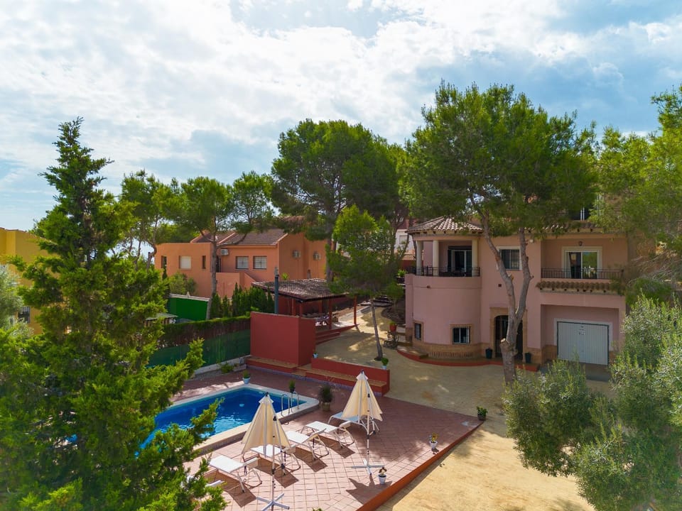 Property building, Patio, Spring, Day, Natural landscape, Garden, Garden view, Swimming pool, Swimming pool, sunbed