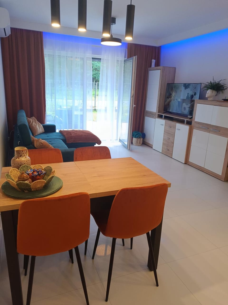 TV and multimedia, Living room, Seating area