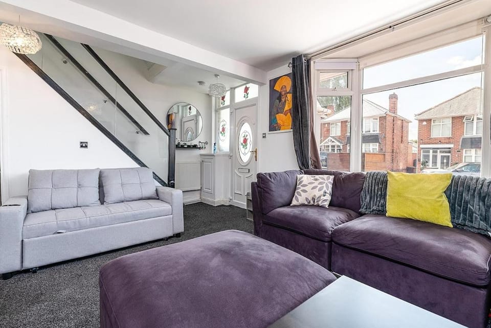 Spacious 4 Bed House With Free Parking House in Nottingham
