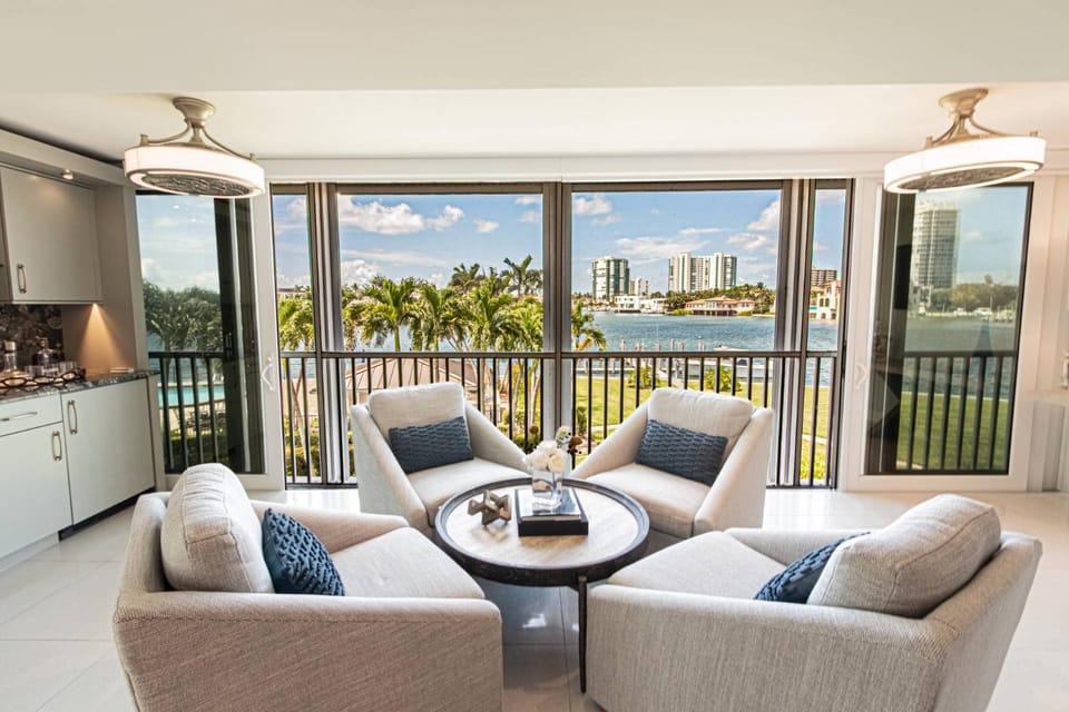 Park Shore Dr: Bayfront- Unit #101 House in Naples