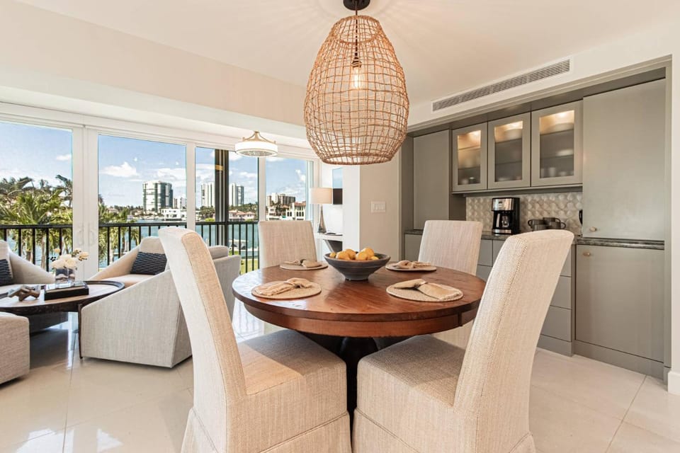 Park Shore Dr: Bayfront- Unit #101 House in Naples