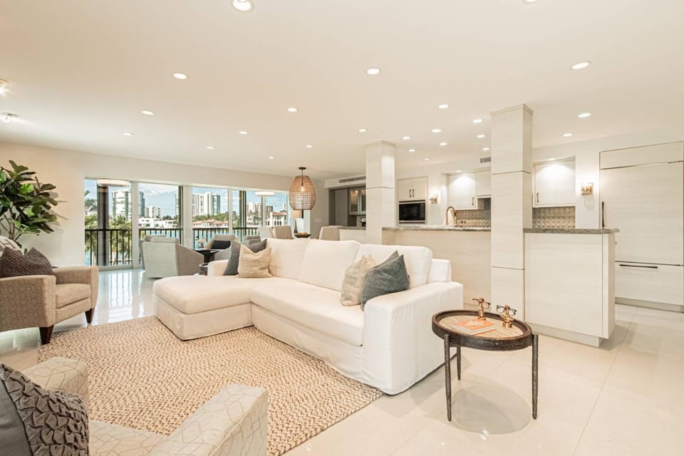 Park Shore Dr: Bayfront- Unit #101 House in Naples