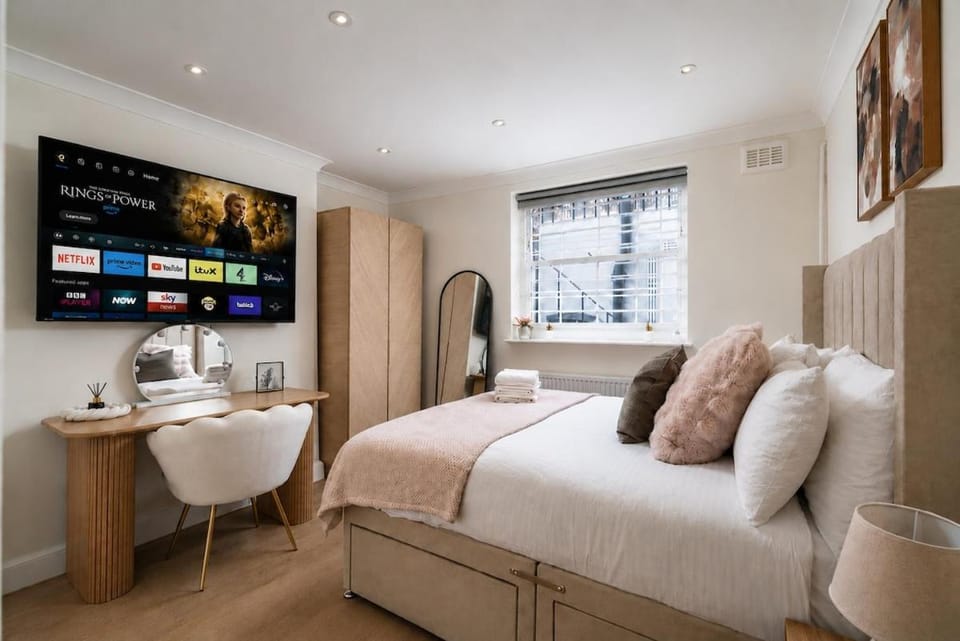 Bed, TV and multimedia, Photo of the whole room, Bedroom, wardrobe