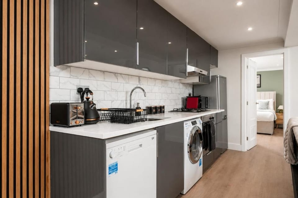 Coffee/tea facilities, Kitchen or kitchenette, dishwasher, oven, stove, toaster, washing machine, dryer
