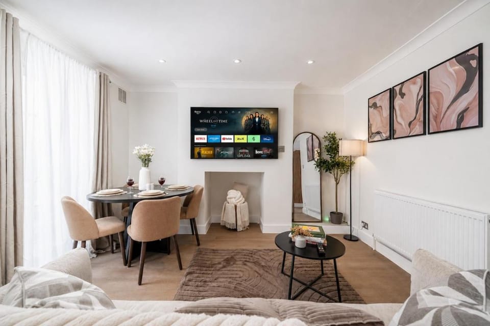 TV and multimedia, Living room, Photo of the whole room, Seating area, Dining area