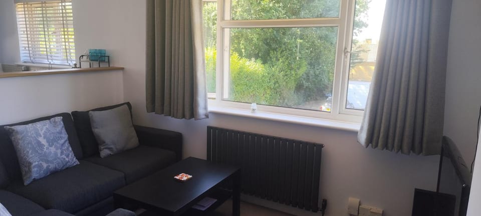 2BR Frimley Home Near High Street House in Farnborough