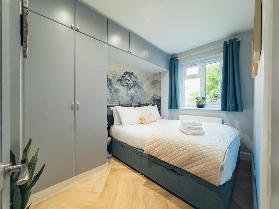 Artisan Ground Floor Gallery Apartment with Private Patio in Islington House in London Borough of Islington