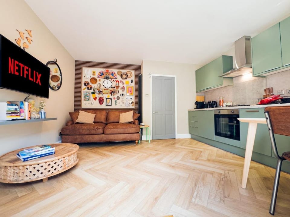 Artisan Ground Floor Gallery Apartment with Private Patio in Islington House in London Borough of Islington