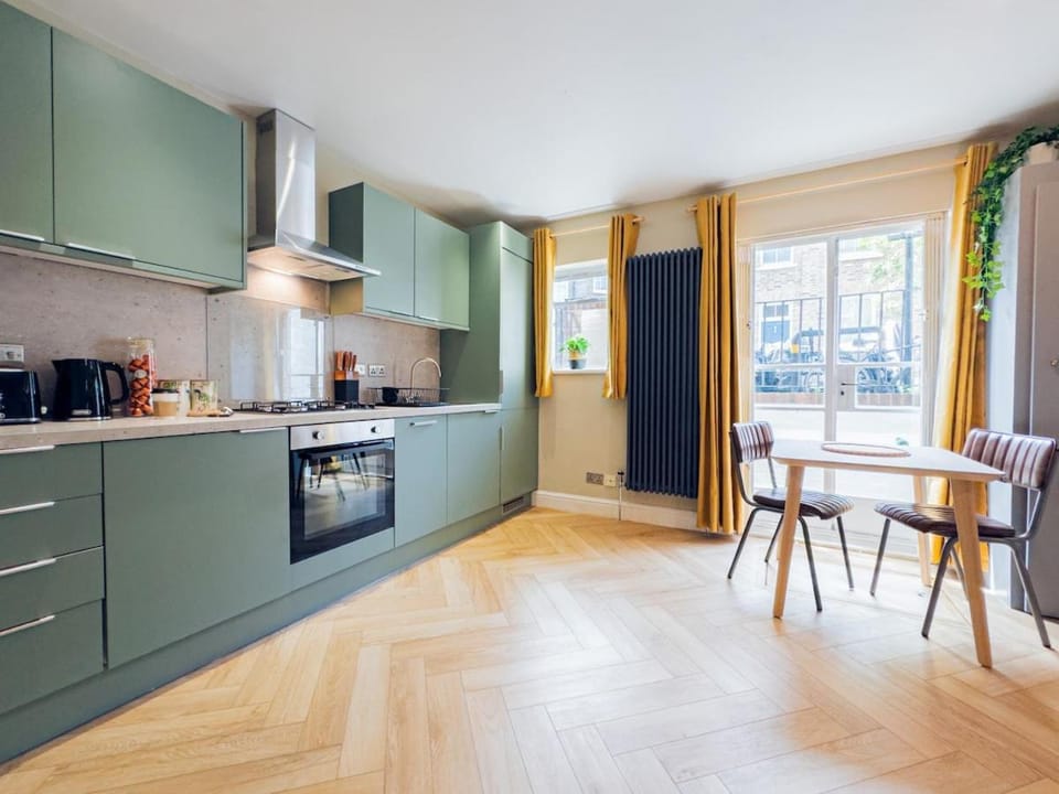 Artisan Ground Floor Gallery Apartment with Private Patio in Islington House in London Borough of Islington