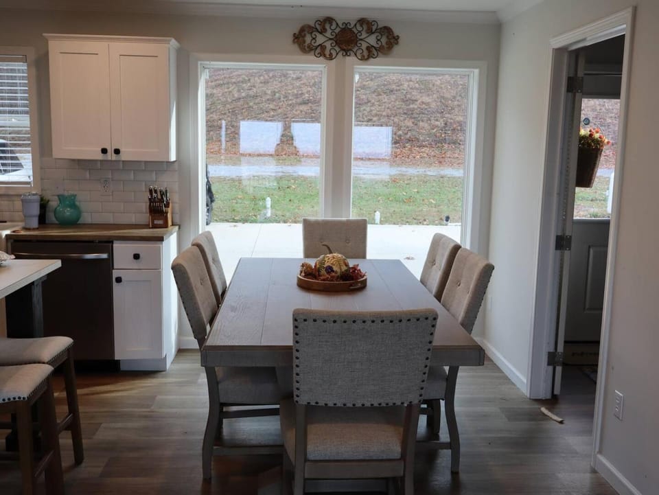 Smoky Views with Private 80 Acre Retreat House in Sevier County