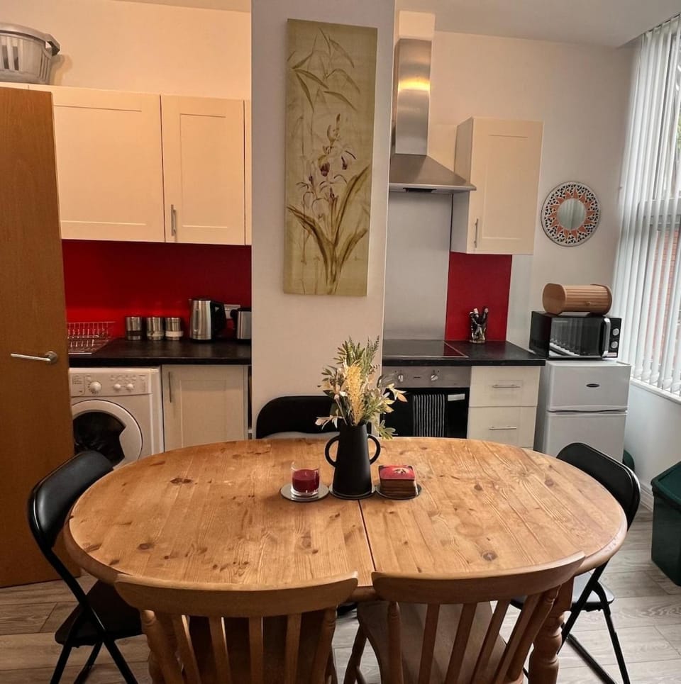 2 Bedroom Flat Ground Floor Lib Wellingborough Town Center Apartment in Wellingborough