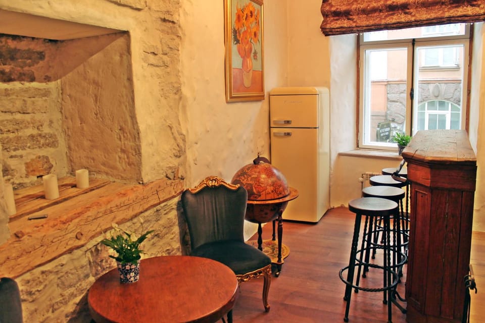 Day, Dining area