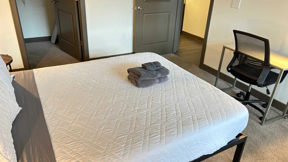 Boulevard Stays Contemporary 1BR Apartment Free Parking Apartment in Douglass Hills