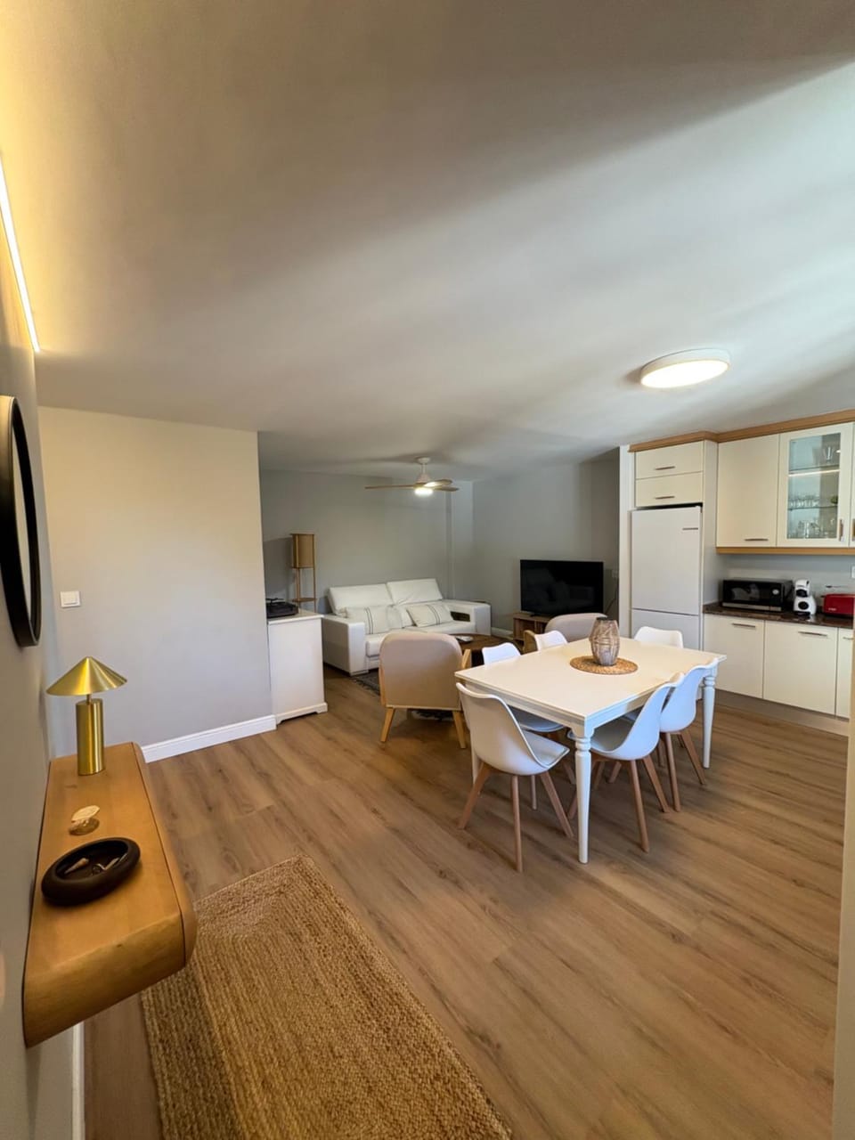 TV and multimedia, Kitchen or kitchenette, Living room, Seating area, Dining area