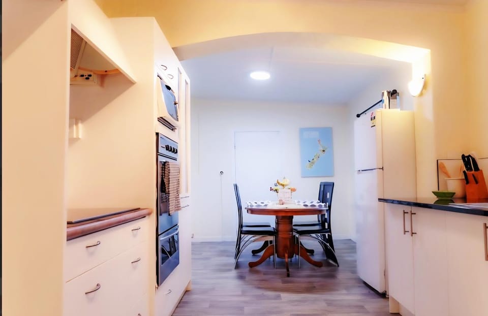 Kitchen or kitchenette, Dining area, oven, pet friendly, stove