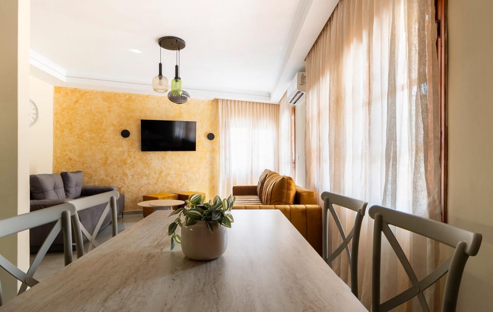 TV and multimedia, Living room, Seating area, Dining area