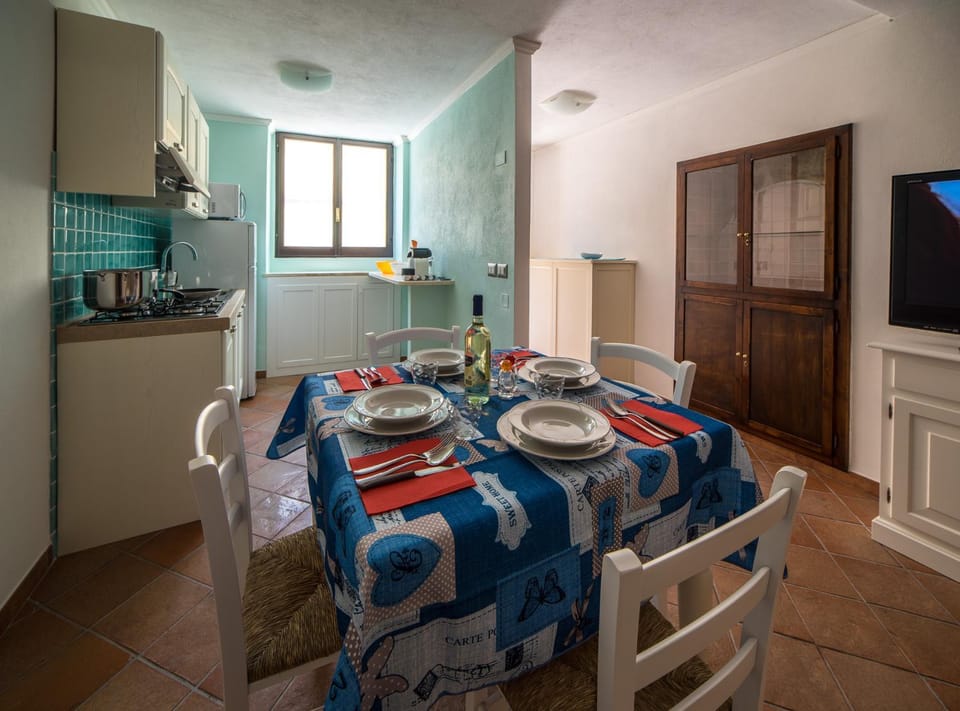 Day, Dining area