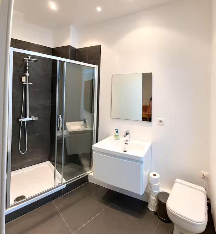 Shower, Toilet