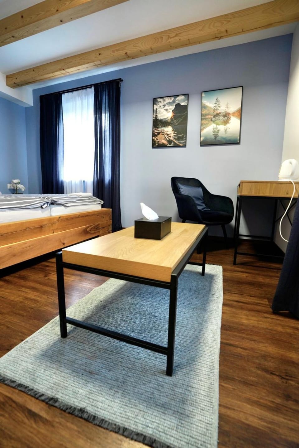 Bed, Photo of the whole room, Seating area