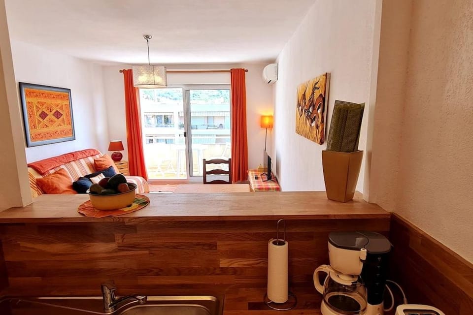 Coffee/tea facilities, Kitchen or kitchenette, Living room, Dining area