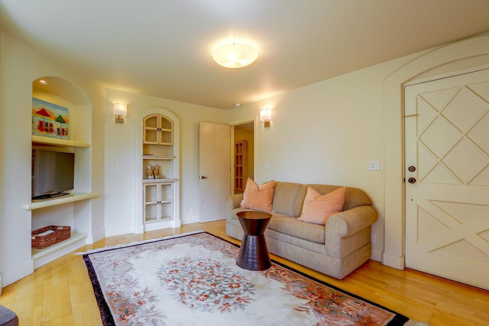 3/4 Mi to Carmel Beach! Walkable Extended Escape Apartment in Carmel by the Sea
