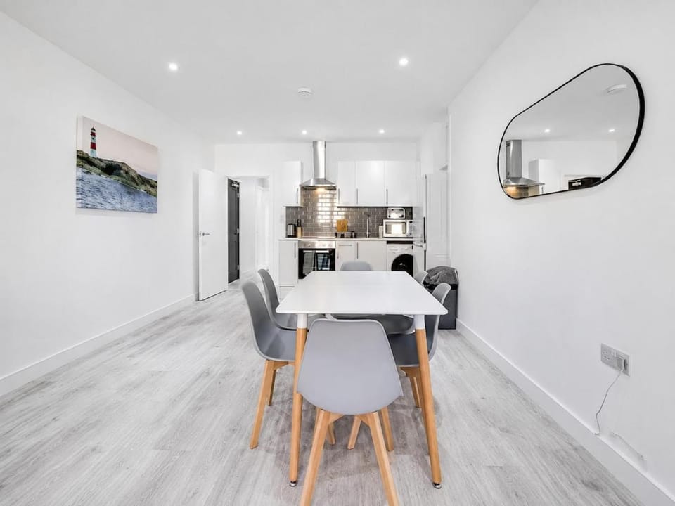 Luxurious 1 Bed Serviced Apt 03 with WiFi MyRent2Rent Apartment in Corby