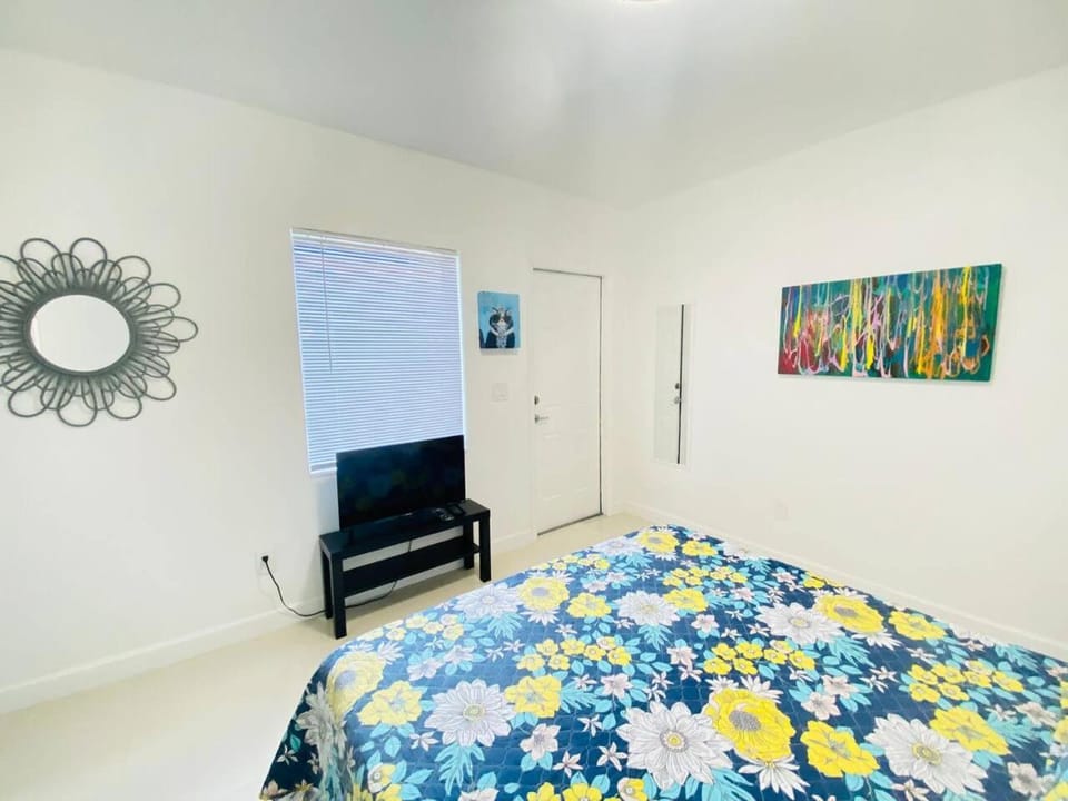 Budget Friendly Studio 1 block from Calle 8 - Studio Apartment in Coral Gables