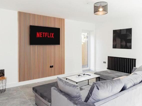 Sleeps 8 Long Stay Discounts Park-side Lodge Apartment in Cardiff
