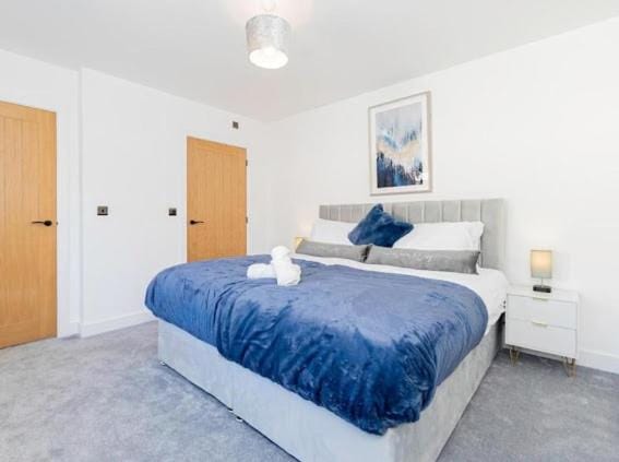 Sleeps 8 Long Stay Discounts Park-side Lodge Apartment in Cardiff