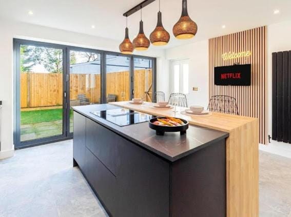 Sleeps 8 Long Stay Discounts Park-side Lodge Apartment in Cardiff